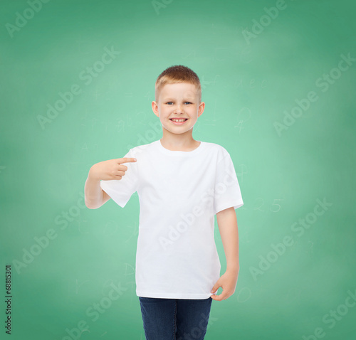 little boy in white t-shirt pointing his finger © Syda Productions