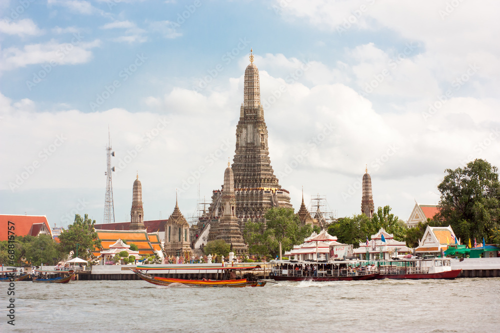 Naklejka premium Wat Arun in Bangkok, Thailand, during the day