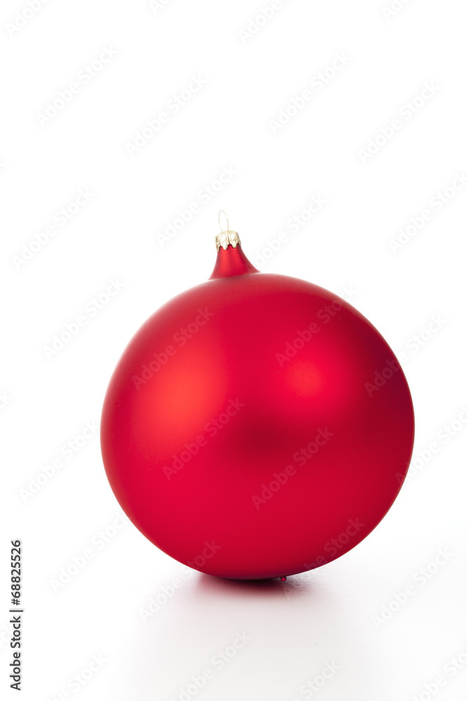 Rote Christbaumkugel auf weißem Hintergrund Rote Christbaumkugel auf weißem Hintergrund