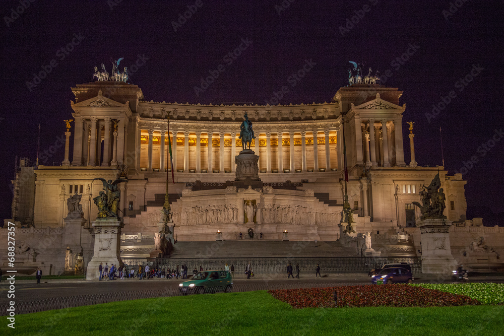 Rome : vue nocturne du monument Victor Emmanuele II