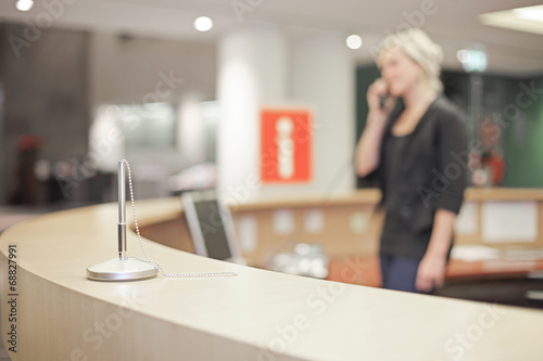 Tableau sur toile Blondine arbeitet am Helpdesk