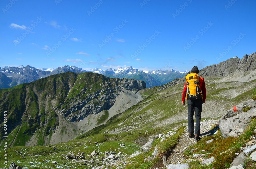 Mann bei Wanderung im Hochgebirge