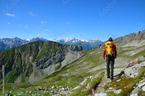 Mann bei Wanderung im Hochgebirge