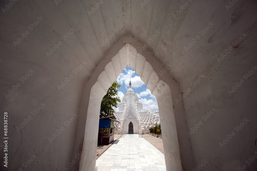 Naklejka premium Entrance gate to Hsinbyume Pagoda in Myanmar.
