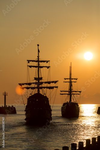 Statek o zachodzie słońca w porcie © blizarre
