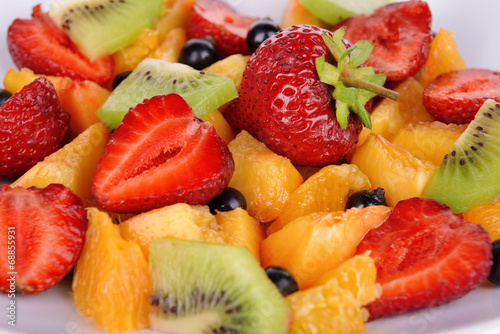 Fototapeta Naklejka Na Ścianę i Meble -  Fresh fruits salad on plate close up
