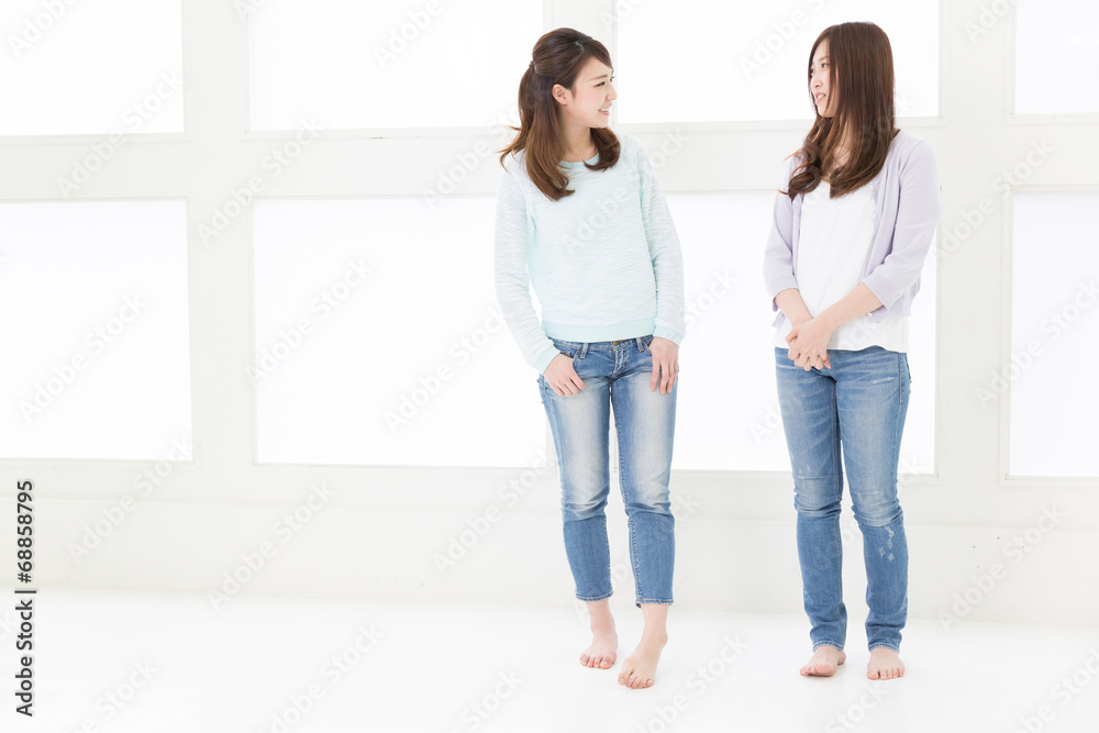 リラックスする二人の女性 リラックスする二人の女性