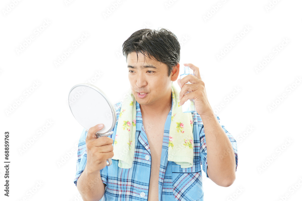 ヘアーセットをしている男性