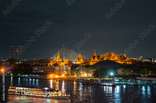 Grand palace and cruise ship in night ,Bangkok city ,Thailand © ake1150