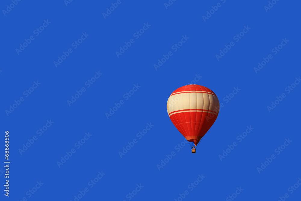 Naklejka premium Red balloon isolated on blue sky.