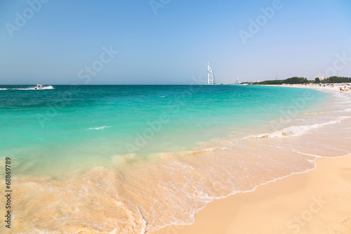 Canvas Print Public beach with turquoise water in Dubai, UAE