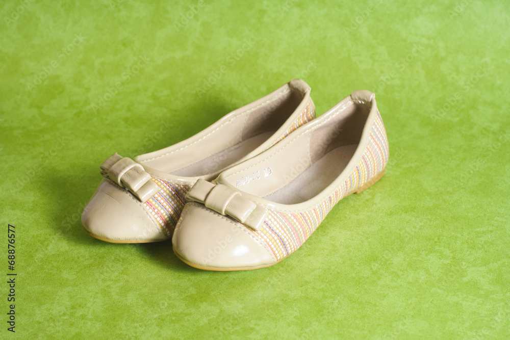 Foto de Scarpe estive da Bimba, paperine, ballerine, sfondo verde do Stock  | Adobe Stock