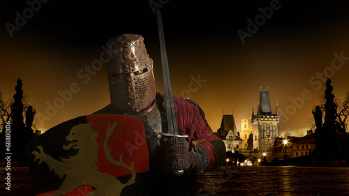 sredniowieczny-rycerz-w-zbroi-z-mieczem-i-tarcza