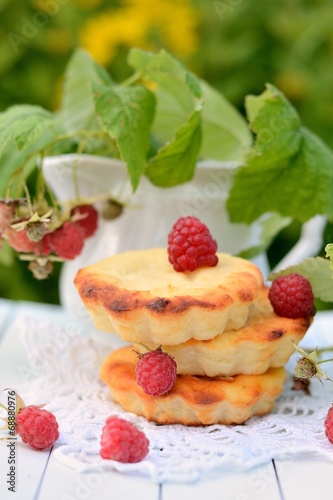 Fototapeta Naklejka Na Ścianę i Meble -  small cheesecakes with raspberry in the country