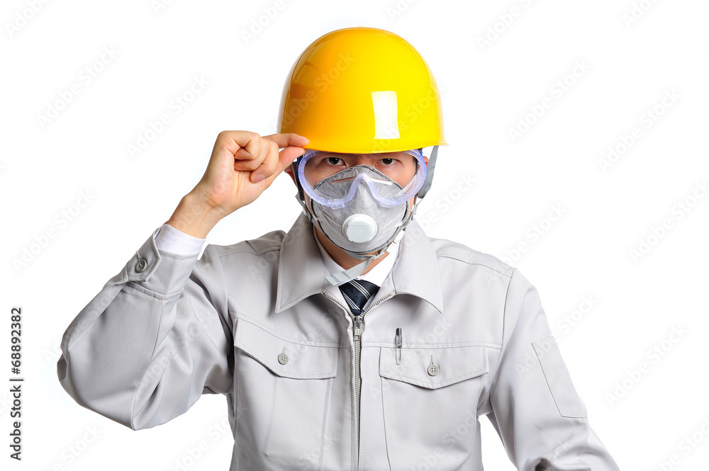白い背景で撮影したヘルメットと防護マスクをつけた男性