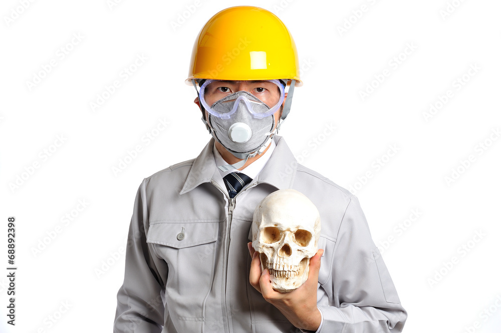 髑髏を持っている作業服の男性