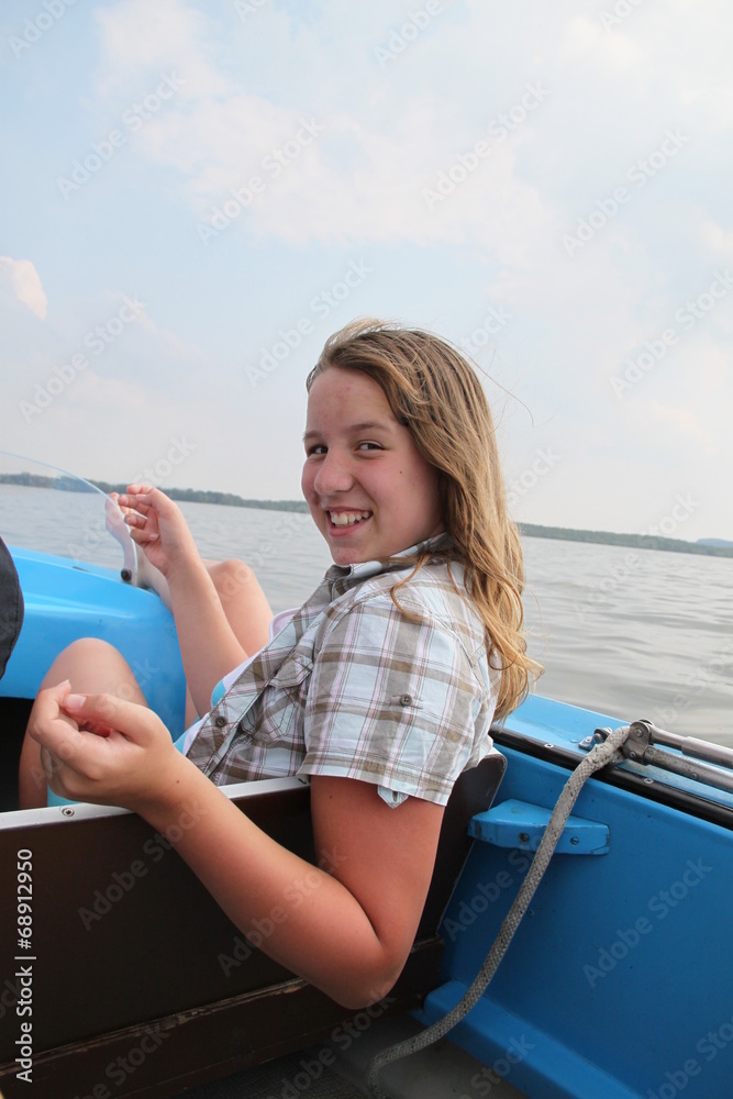 Mädchen während Bootsfahrt