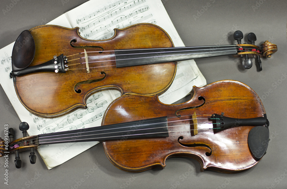 Fototapeta premium beautiful violin on a sheet music background