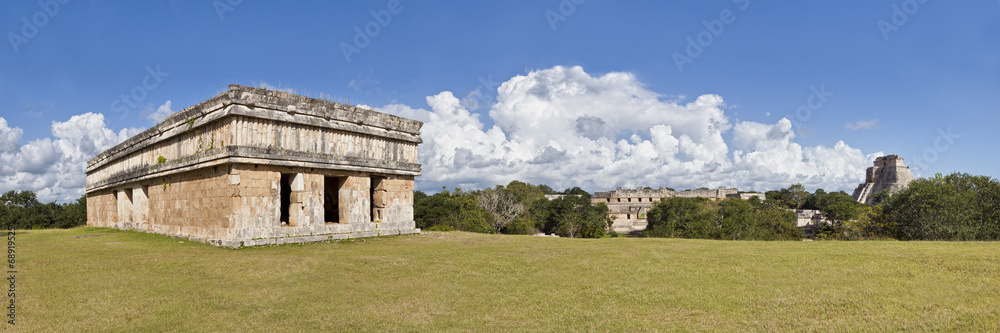 Uxmal in Mexiko - panorama with temple and pyramid