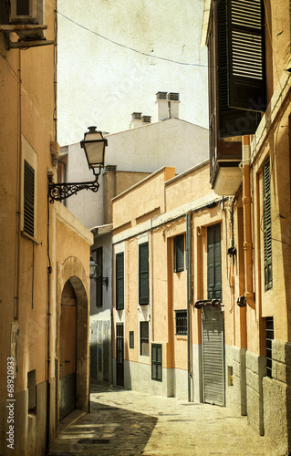 Fototapeta Naklejka Na Ścianę i Meble -  Narrow street in old city of Palma de Mallorca, Spain