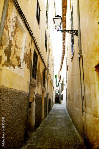 Narrow street in old city of Palma de Mallorca, Spain © erika8213