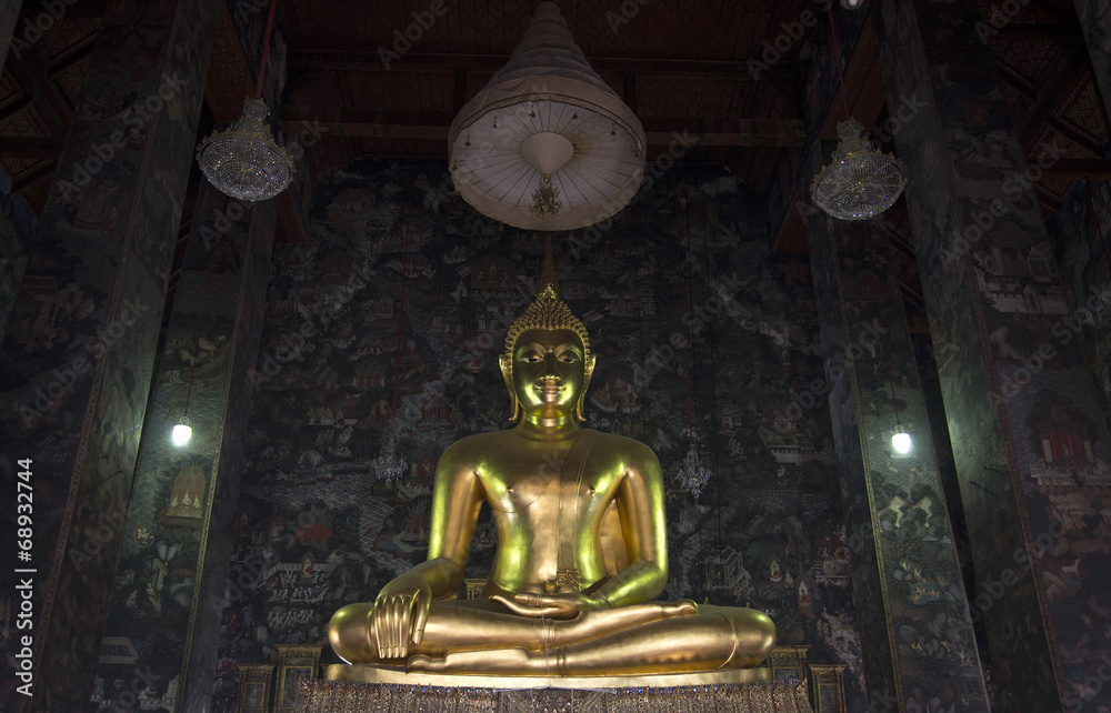 Бронзовая статуя сидящего Будды в  храме Ват Сутхат. Бангкок