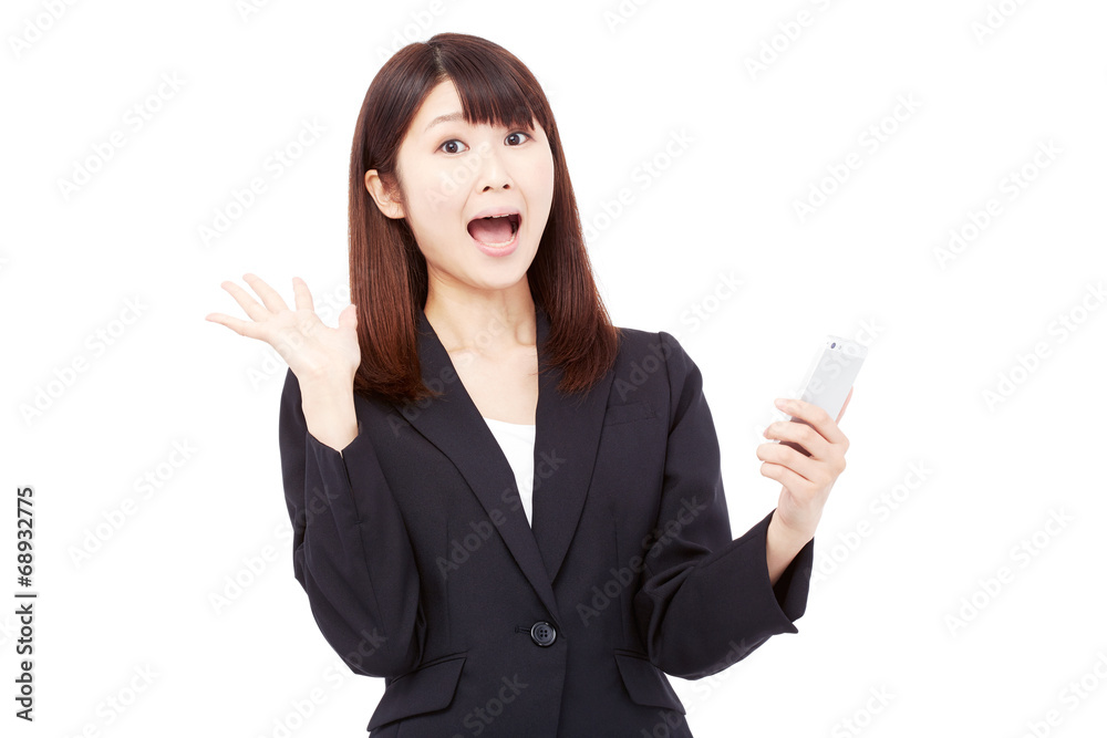 スマートフォンを持って驚くビジネスウーマン
