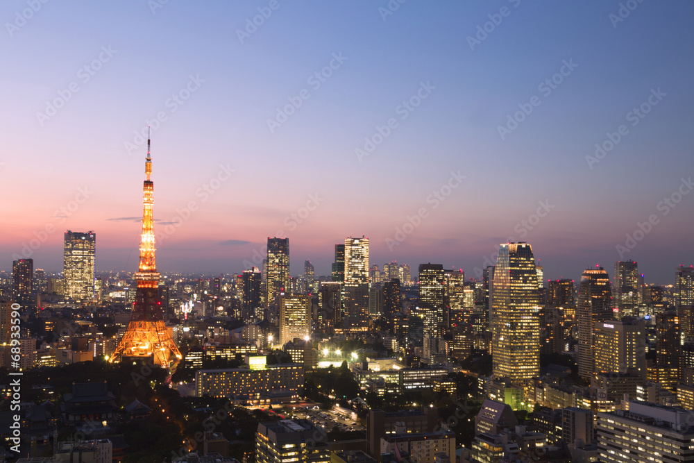 ［東京都市風景］きれいな夕焼けトワイライトの東京タワーと高層ビル-504