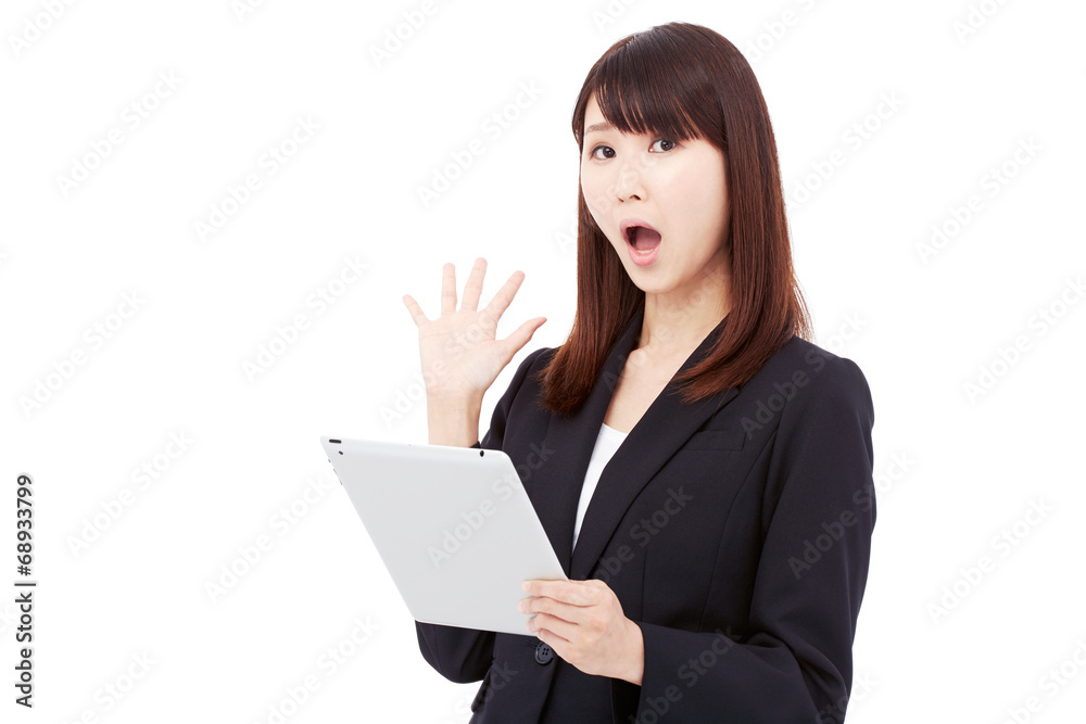 タブレットを持って驚くビジネスウーマン
