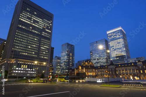 東京駅夜景と丸の内高層ビル街-700