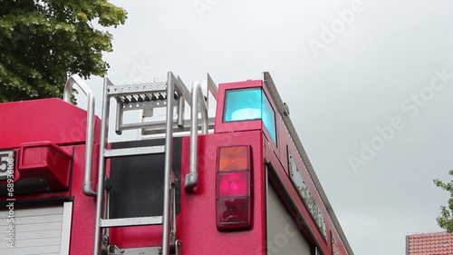 Feuerwehrauto mit Blaulicht im Einsatz, Zoomeffekt