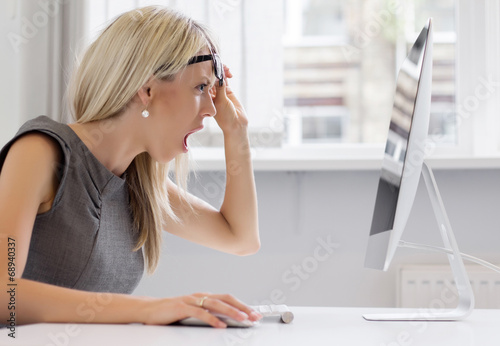 Tableau sur toile Young woman can't handle that workload anymore.