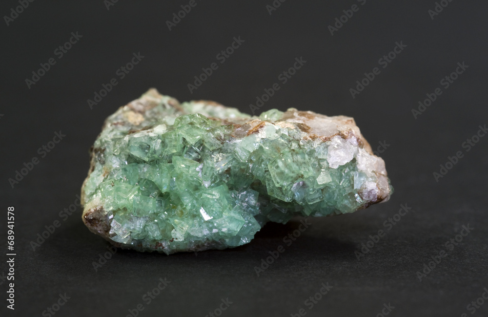 Smithsonite and rare Tsumcorite (brown), Namibia. 5.0cm across Smithsonite and rare Tsumcorite (brown), Namibia. 5.0cm across