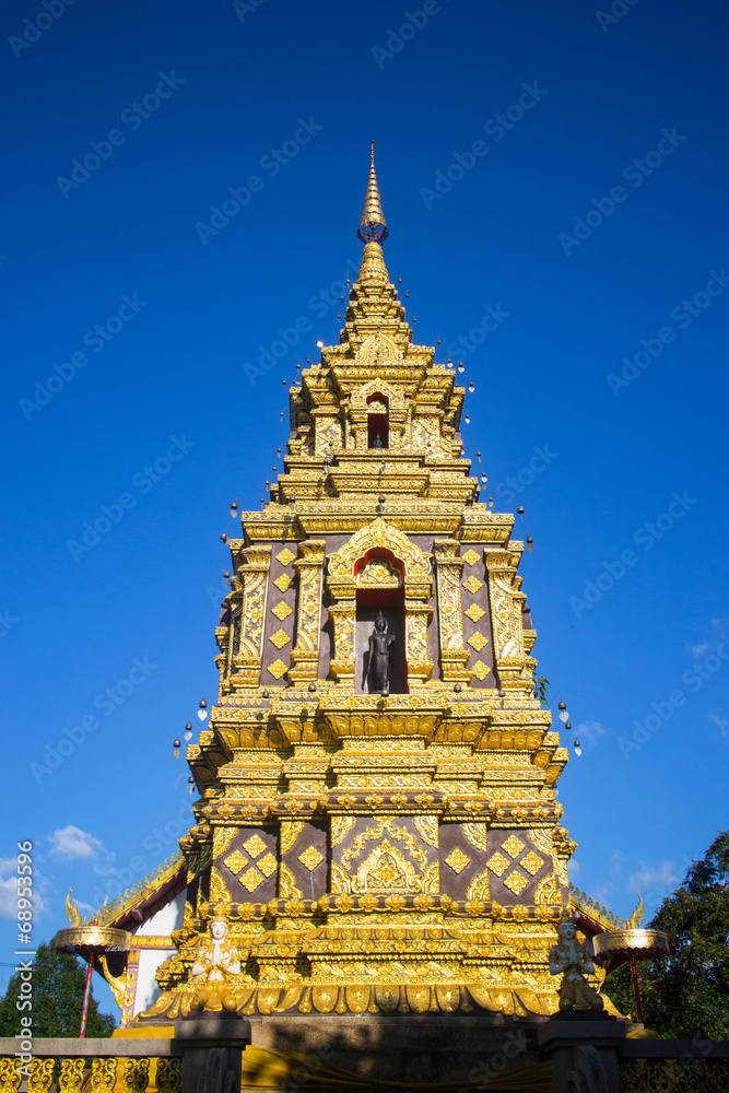 Fototapeta premium golden pagoda