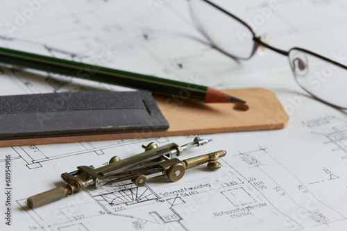 Architekturzeichnung mit Zeichenutensilien und Brille