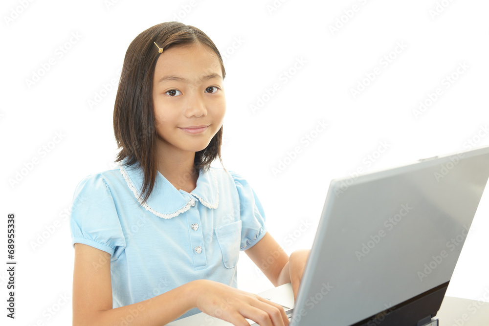 パソコンを楽しむ女の子