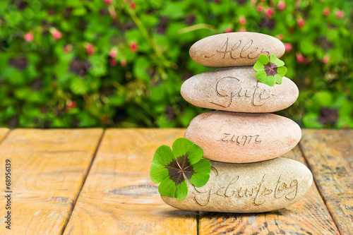 Steinturm und Kleeblätter auf Holz, Alles Gute zum Geburtstag