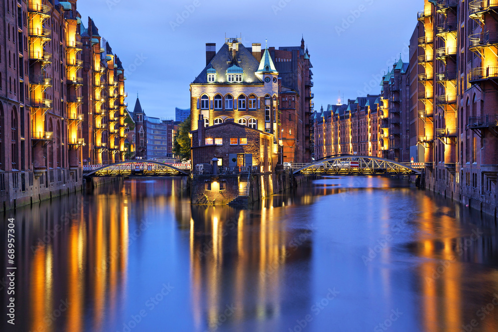 Illuminated house and two brides in Speicherstadt, Hamburg