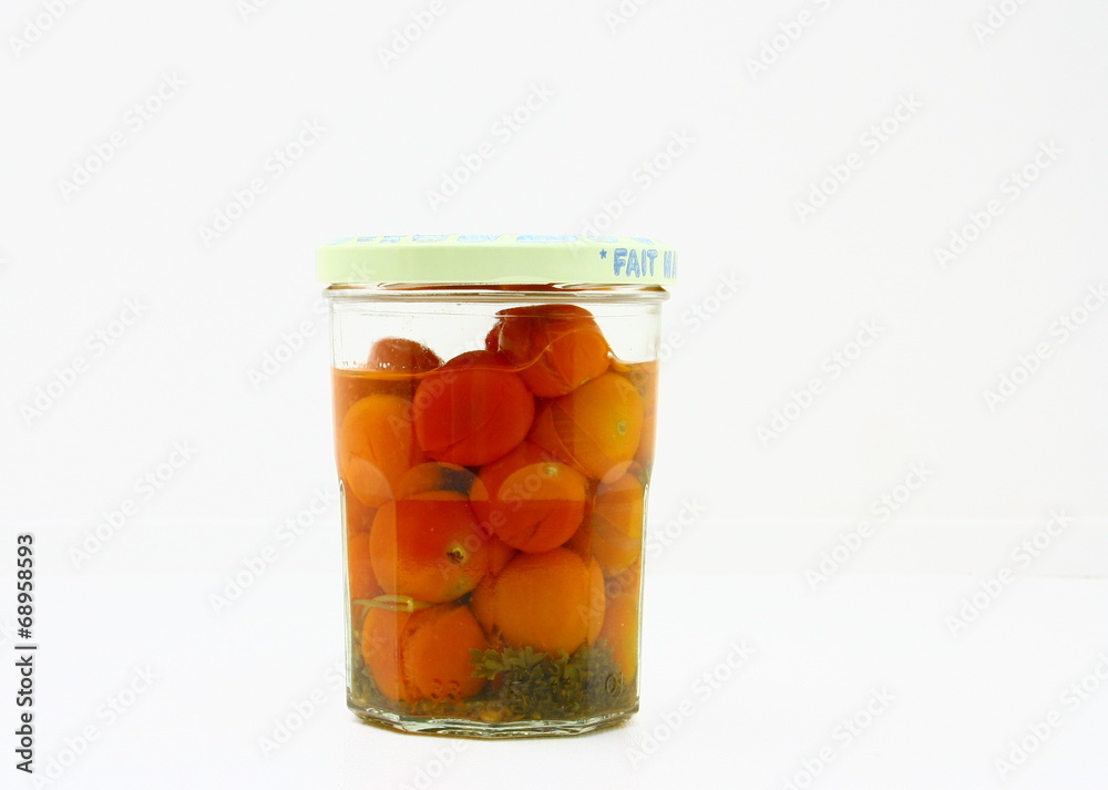bocal de tomates cerises, en conserve,fond blanc bocal de tomates cerises, en conserve,fond blanc