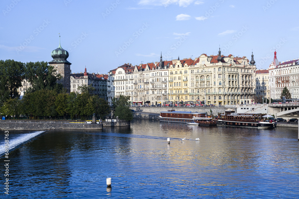 Moldau mit Auslfugsbooten in Prag