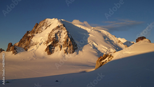 Jour sur le Mont Blanc du Tacul et le refuge des Cosmiques photo