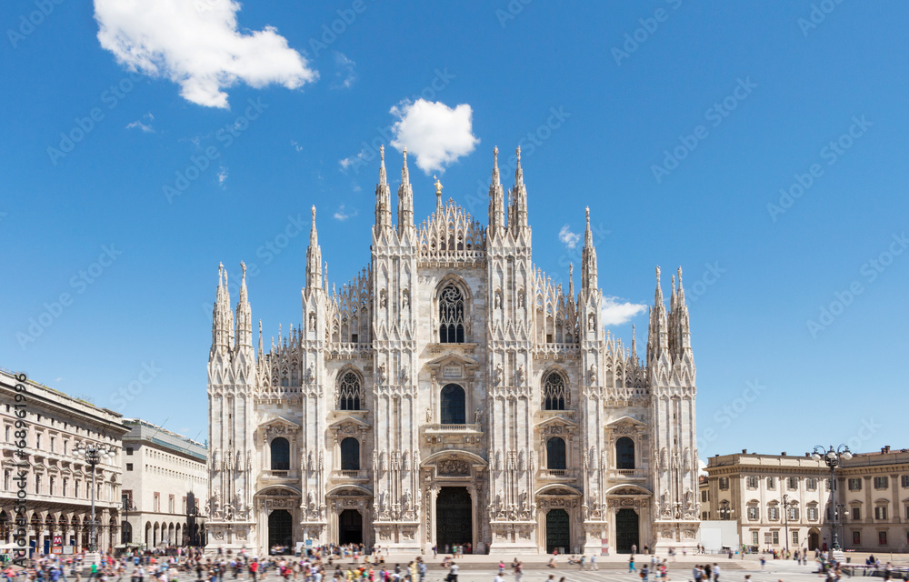 Naklejka premium Katedra w Mediolanie. Katedra w Mediolanie. Punkt orientacyjny podróży. Piazza del Duomo.