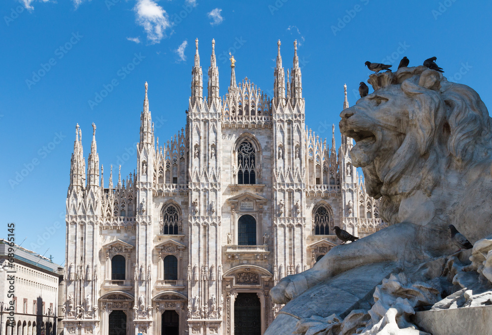 Naklejka premium Katedra w Mediolanie. Katedra z posągiem lwa. Punkt orientacyjny podróży.