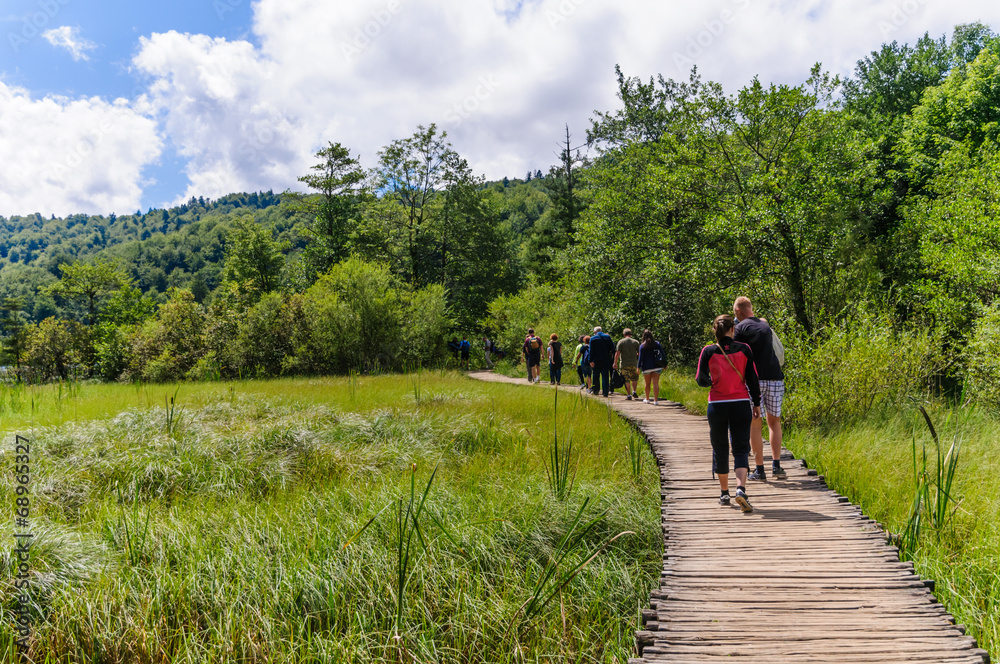 Escursionisti al Parco Naturale di Plitvice