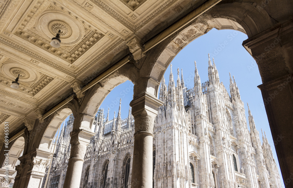 Fototapeta premium Duomo w Mediolanie, Włochy, katedra, patrząc z arkady