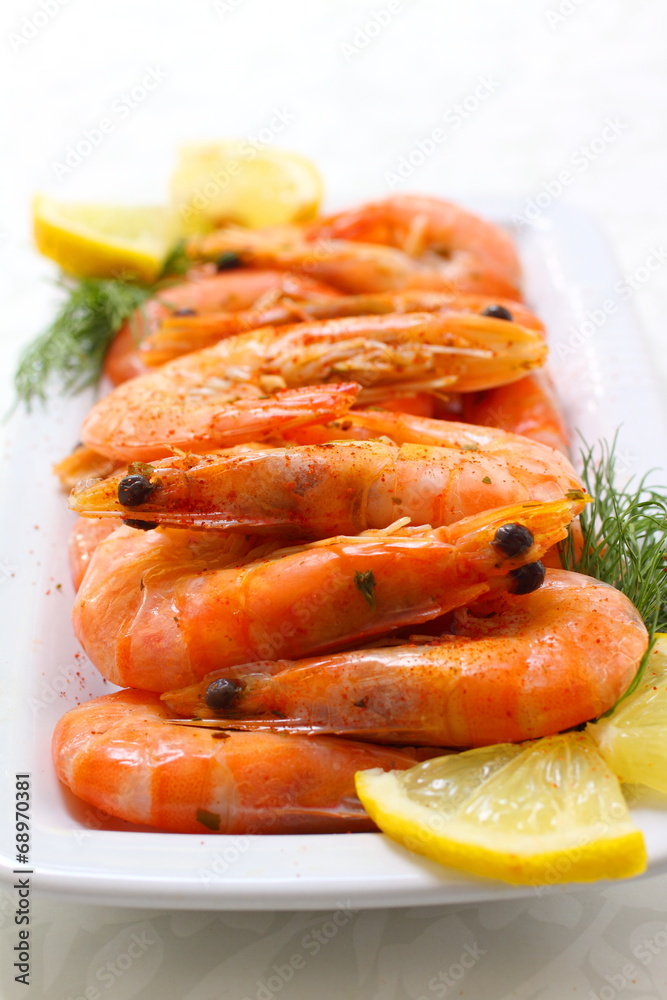 Boiled shrimp with lemon