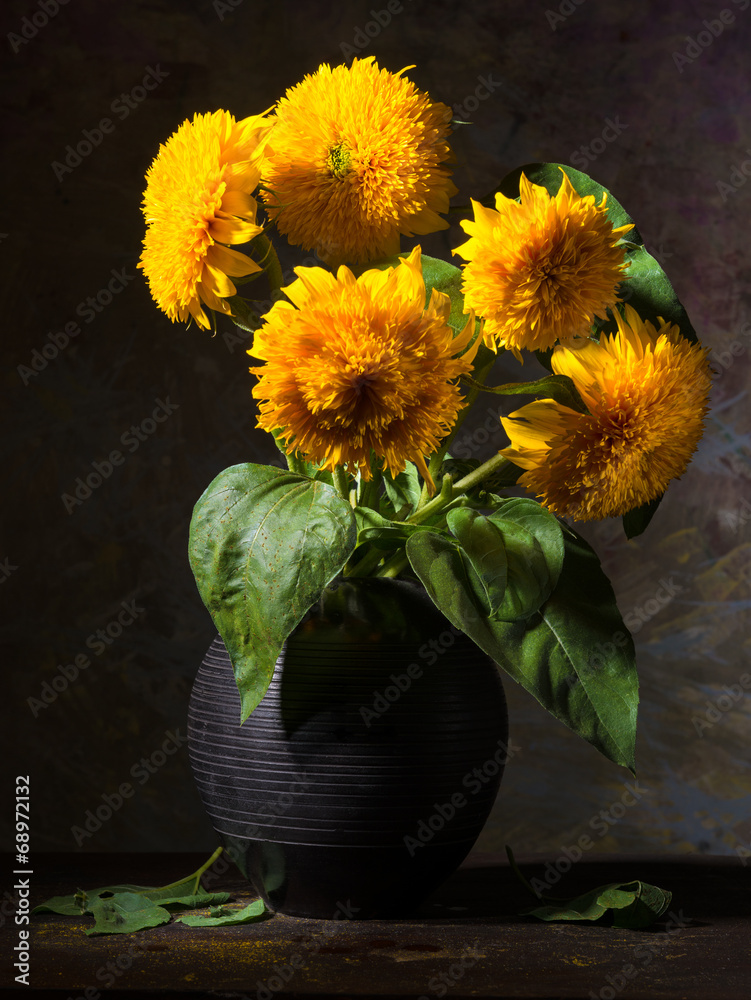 Obraz premium Beautiful sunflowers in a vase