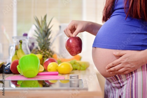 pragnant woman holdin apple