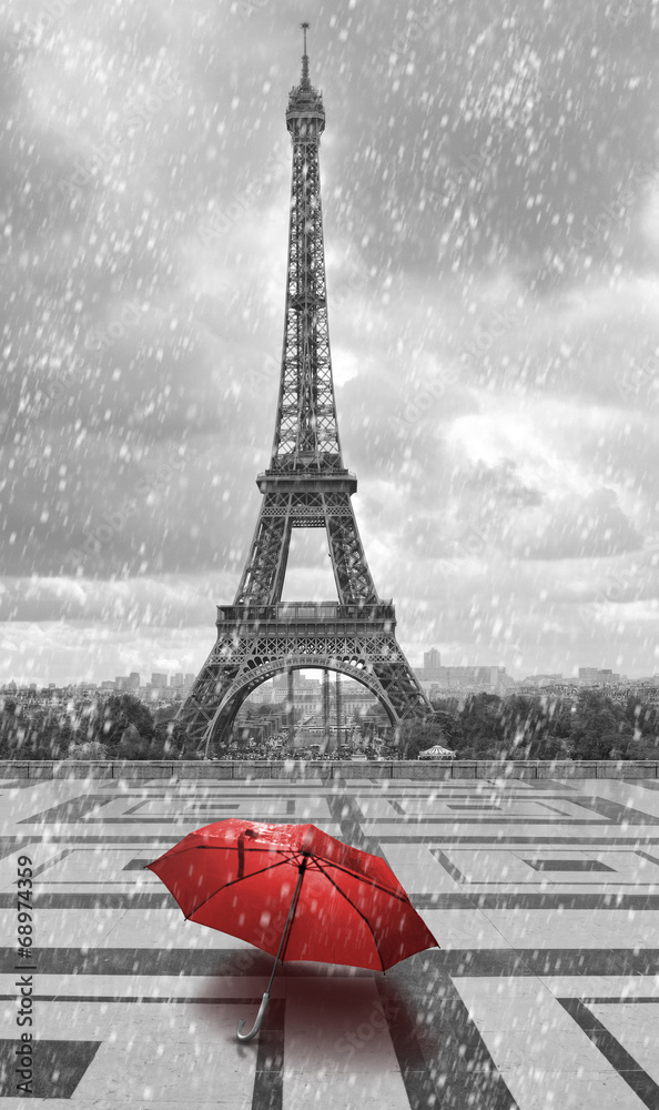 Fototapeta premium Wieża Eiffla w deszczu. Czarno-białe zdjęcie z czerwonym elementem