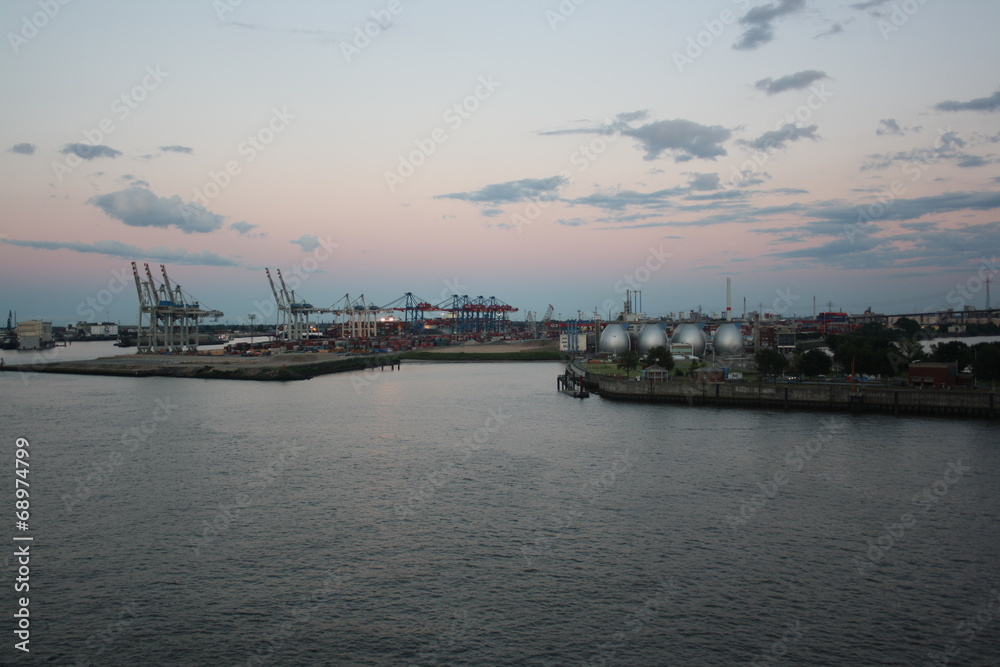 Hamburger Hafen beim Sonnenuntergang